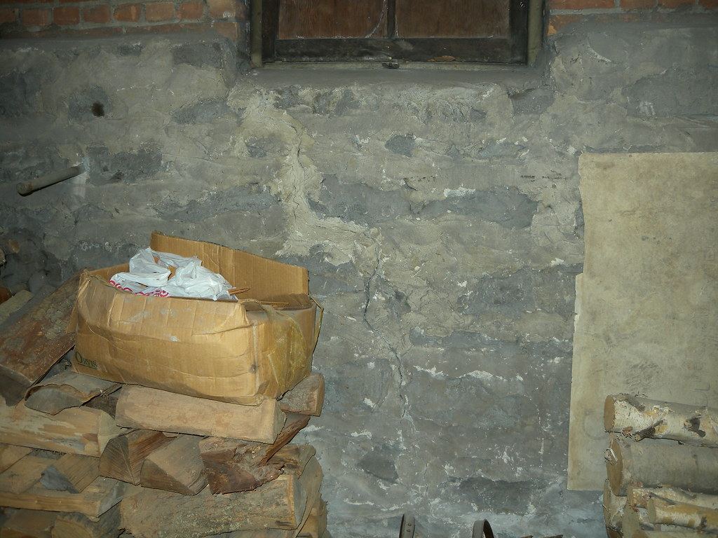 Vertical crack, northeast wall