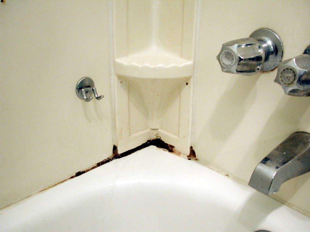Separated caulk joint at tub surround